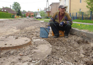 Jeden z mieszkańców samodzielnie usypuję wjazd na posesję. 