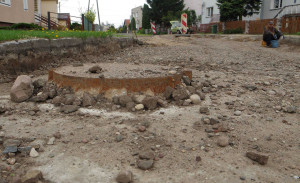 Pokrywa studni kanalizacyjnej, nieoznaczona dla pojazdów.