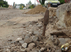 Element metalowy wystający ok. 30 cm z podłoża. Nieoznaczony dla pojazdów. 