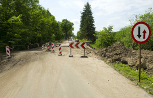 Remontowany odcinek drogi 513. Bark barier energochłonnych lub pryzmy pisaku.