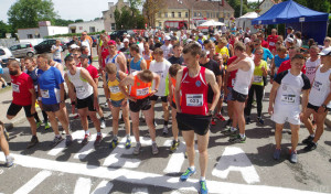 9 Lidzbarski bieg uliczny. Zawodnicy przed startem na dystansie 10km.