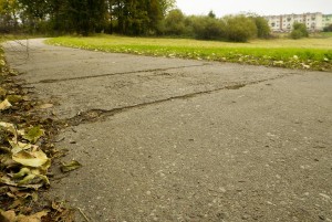Droga miejska, osiedle Ornecka. Tutaj nie znajdziecie pięknych tabliczek z oznaczeniem właściciela drogi.