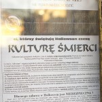 Plakat Kurii wywieszony przy kościele katolickim w Lidzbarku Warmińskim. 