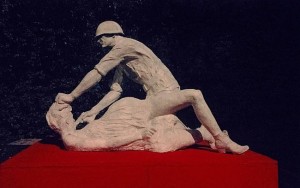 Pomnik żołnierza radzieckiego gwałcącego ciężarną Polkę.