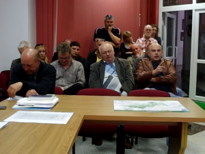 Mieszkańcy zadają pytania w Urzędzie Miasta. 