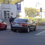 Starosta Jan Harhaj parkuje samochód służbowy w miejscu dla niepełnosprawnych