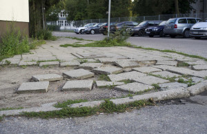 Początek chodnika na ul. Kalinowskiego Widok od strony ul. Bema