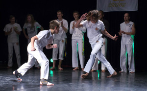 Pokaz sztuki walki "Capoeira" podczas Niedzieli Cittaslow w Lidzbarku Warmińskim