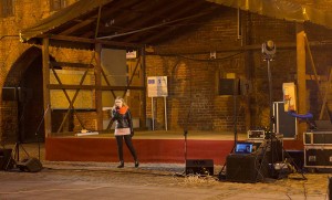 Monika Szaumkesel śpiewa przed sceną w Lidzbarku Warmińśkim