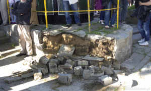 Fundament pod chlubą miasta nie wytrzymał naporu widzów. 2015r.