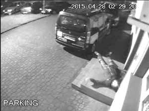 Młody człowiek po zażyciu "dopalaczy"