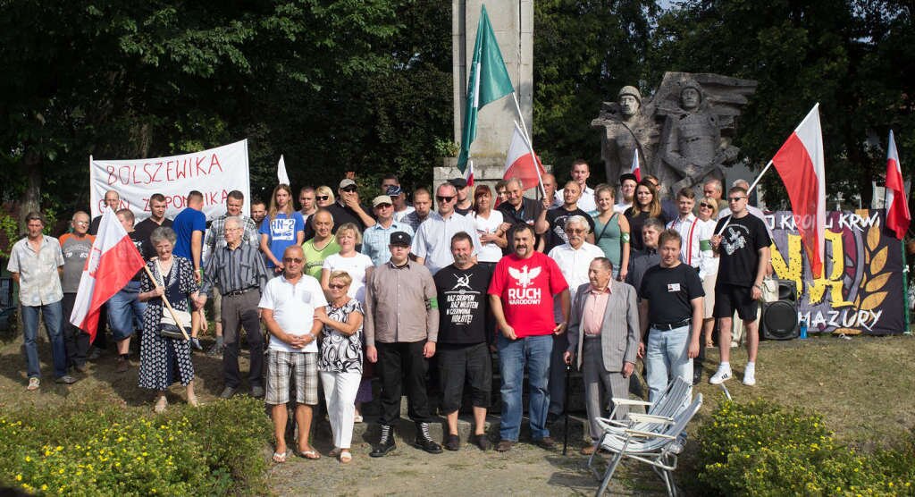 Część uczestników akcji protestacyjnej pod pomnikiem "wdzięczności" w Lidzbarku Warmińskim