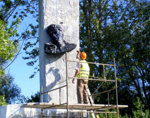 Likwidacja pomnika gen. Czerniachowskiego w Pieniężnie. fot. A.Socha