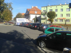 Banner Piotra Cieślińskiego na parkingu pod sklepem "Rossman"