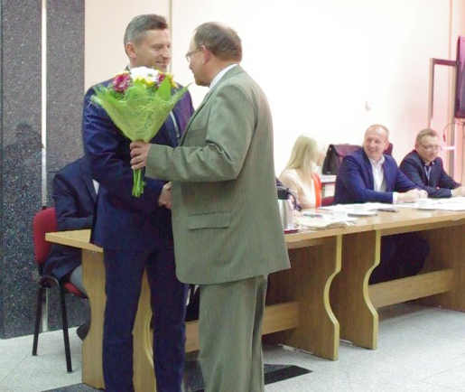 Radny Kędzierski gratuluje Burmistrzowi Wiśniowskiemu otrzymania absolutorium z wykonania budżetu za 2105r.