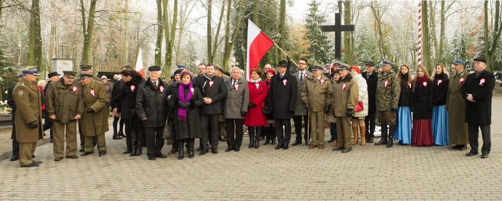 Lidzbarscy patrioci pod pomnikiem na lidzbarskim cmentarzu komunalnym. Fot. API